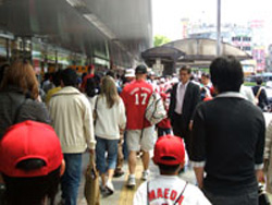 大勢のカープを応援する人たち