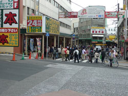 大勢の人が進んでいきます