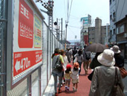 ＪＲの線路沿いを進みます