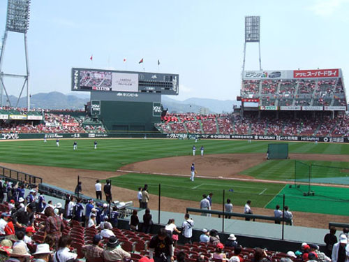 ３塁側コンコースからグランド右翼席